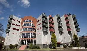 Grand Astra, Merkez