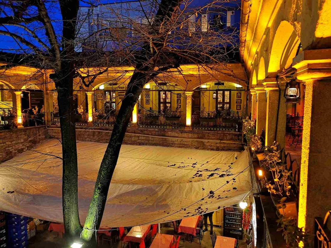 Taşhan, Merkez