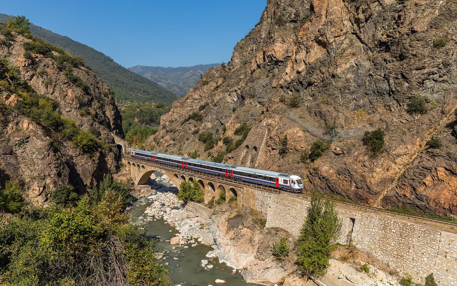 Karabük hattında TCDD bölgesel treni